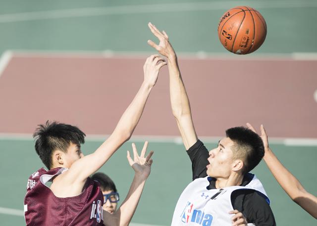 疯狂撞击同学白丝麻麻